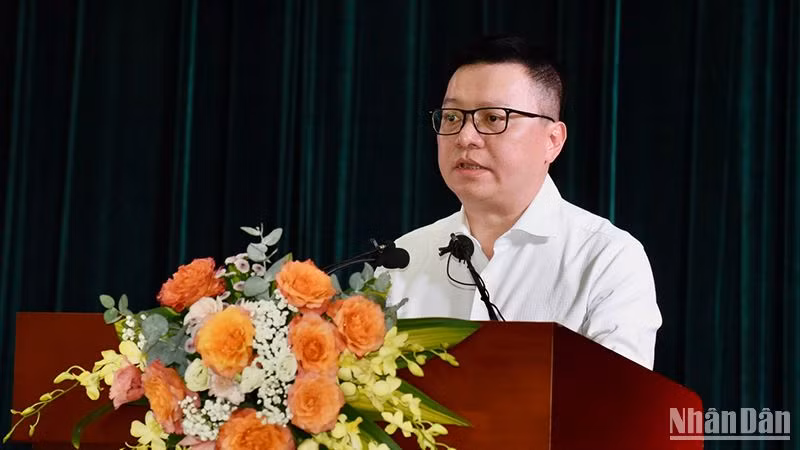 Ủy viên Trung ương Đảng, Tổng Biên tập Báo Nhân Dân, Phó Trưởng Ban Tuyên giáo Trung ương, Chủ tịch Hội Nhà báo Việt Nam Lê Quốc Minh báo cáo Thủ tướng Chính phủ tại buổi làm việc.