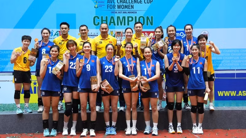 Đội tuyển bóng chuyền nữ Việt Nam nhận Huy chương vàng vô địch giải. (Ảnh: AVC)