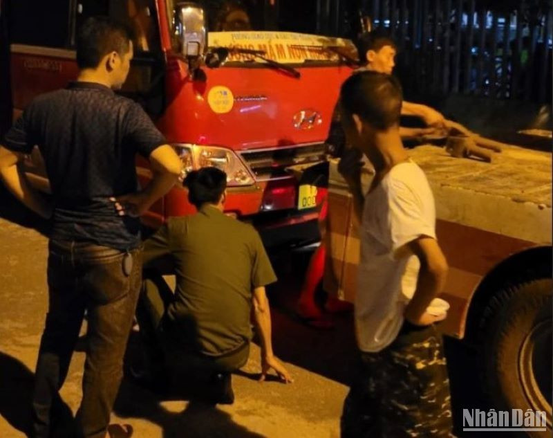 Khám nghiệm tại hiện trường vụ việc.