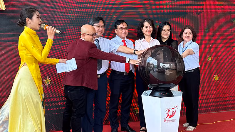 Các đại biểu thực hiện nghi thức khai mạc chương trình “35 năm Tự hào hàng Việt”.