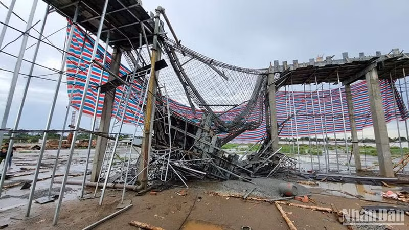 Hiện trường vụ tai nạn lao động sập giàn giáo công trình khi đang xây dựng Nhà văn hóa-thể thao-truyền hình thị xã Bình Minh tại xã Mỹ Hòa, thị xã Bình Minh, Vĩnh Long, ngày 5/10/2022. (Ảnh: Bá Dũng)