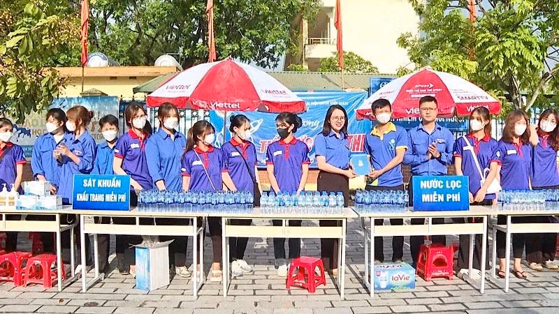 Lãnh đạo Tỉnh đoàn Ninh Bình động viên đội hình tiếp sức mùa thi tốt nghiệp trung học phổ thông năm 2023. 