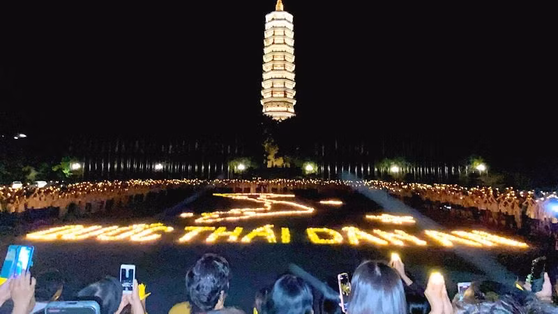 Các học sinh tham gia nghi lễ cầu quốc thái dân an. (Ảnh: LÊ HỒNG)