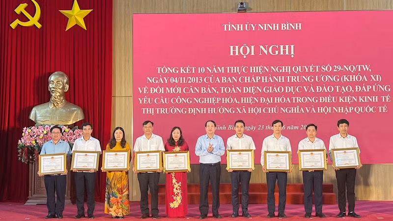 Các tập thể đón nhận bằng khen về thành tích xuất sắc thực hiện Nghị quyết số 29 của Trung ương. (Ảnh: XUÂN TRƯỜNG)