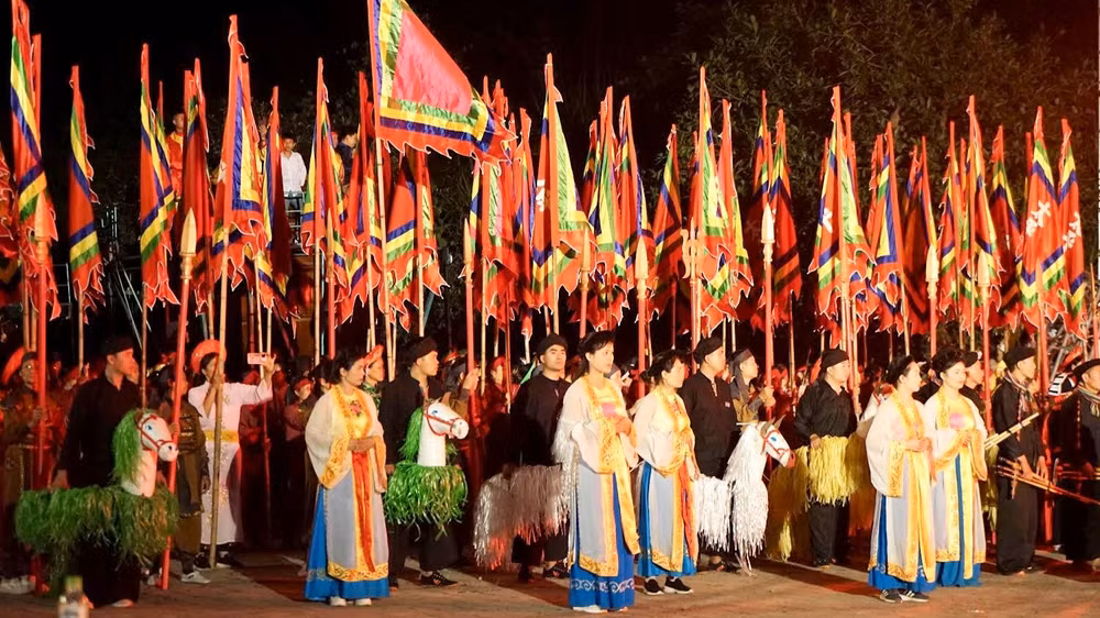 Đông đảo người dân tham gia lễ hội. (Ảnh: Lê Hồng)