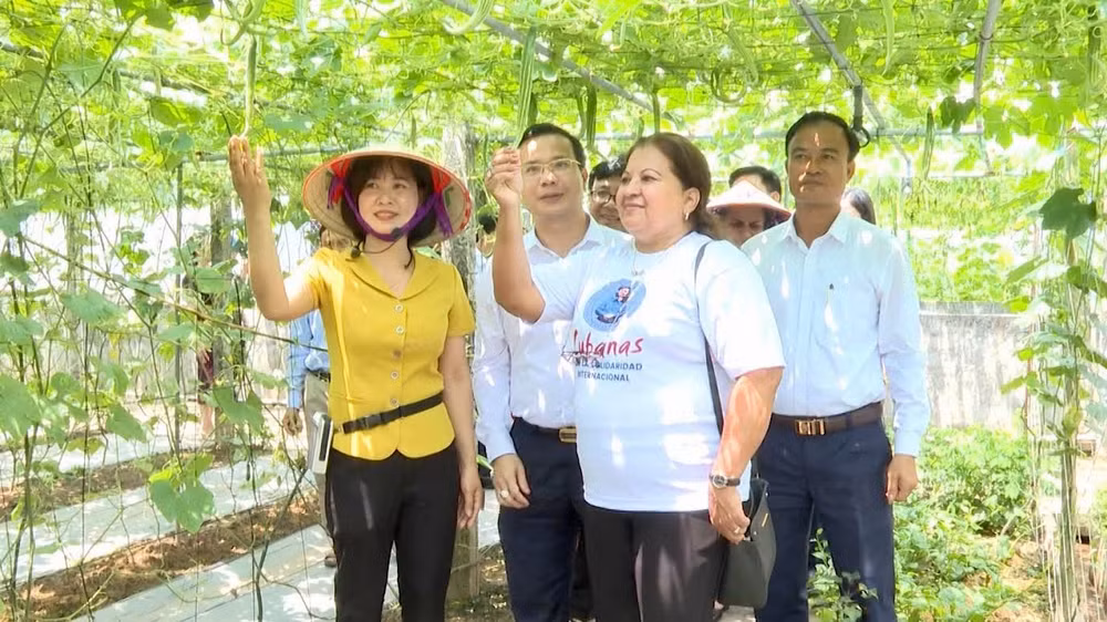 Đoàn đại biểu cấp cao Phụ nữ Cuba thăm mô hình "Phụ nữ với môi trường" tại xóm 5, xã Khánh Thành, huyện Yên Khánh, tỉnh Ninh Bình. (Ảnh: Yến Trinh)