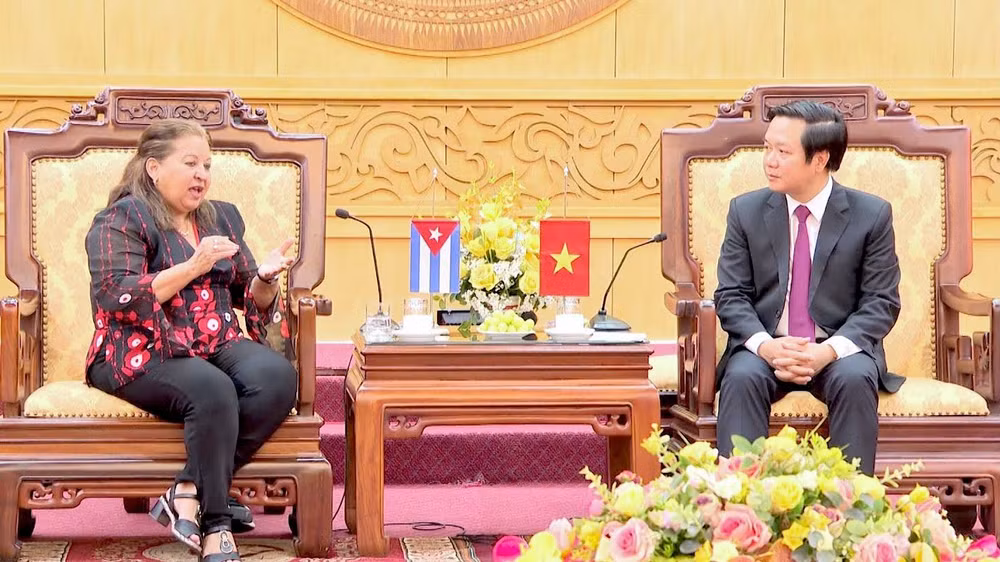 Đồng chí Teresa Maria Amarelle Boué, Ủy viên Bộ Chính trị, Tổng Thư ký Hội Liên hiệp Phụ nữ Cuba và Đoàn công tác làm việc tại tỉnh Ninh Bình. (Ảnh: Yến Trinh)
