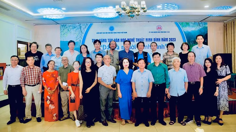 Các văn nghệ sĩ tham gia Trại sáng tác văn học nghệ thuật chủ đề “Đất và người Ninh Bình. (Ảnh: XUÂN TRƯỜNG)