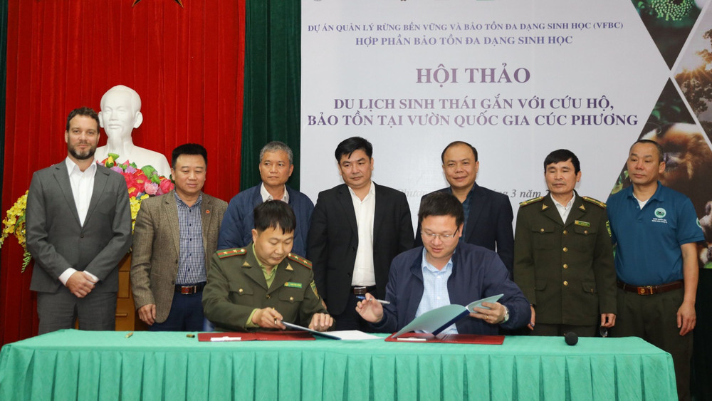 Các đơn vị lữ hành ký hợp tác với Vườn quốc gia Cúc Phương về chương trình phát triển du lịch bền vững.