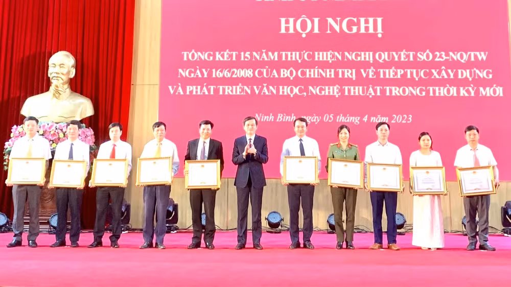 Đại diện các tập thể nhận bằng khen về thành tích xuất sắc trong thực hiện Nghị Quyết số 23 của Bộ Chính trị. (Ảnh: Yến Trinh)