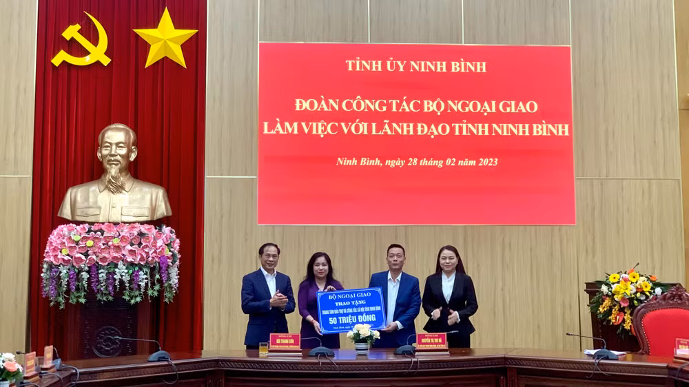 Đại diện Bộ Ngoại giao trao quà cho Trung tâm bảo trợ và công tác xã hội tỉnh Ninh Bình.