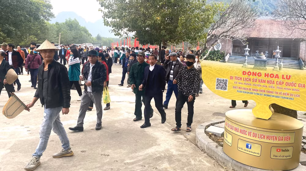 Du khách thăm quan tour du lịch trải nghiệm động Hoa Lư tìm về cội nguồn. 