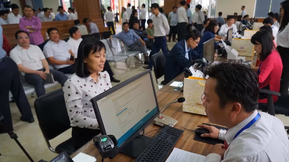 Người dân được giải quyết các thủ tục thuận lợi tại Trung tâm phục vụ hành chính công tỉnh Ninh Bình. (Ảnh: Lê Hồng)