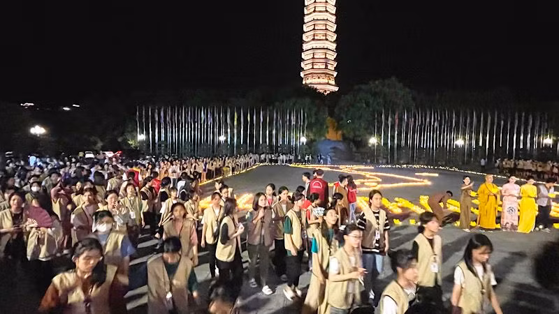 Các em học sinh tham gia chương trình "Về nguồn" tại Ninh Bình. (Ảnh: LÊ HỒNG)