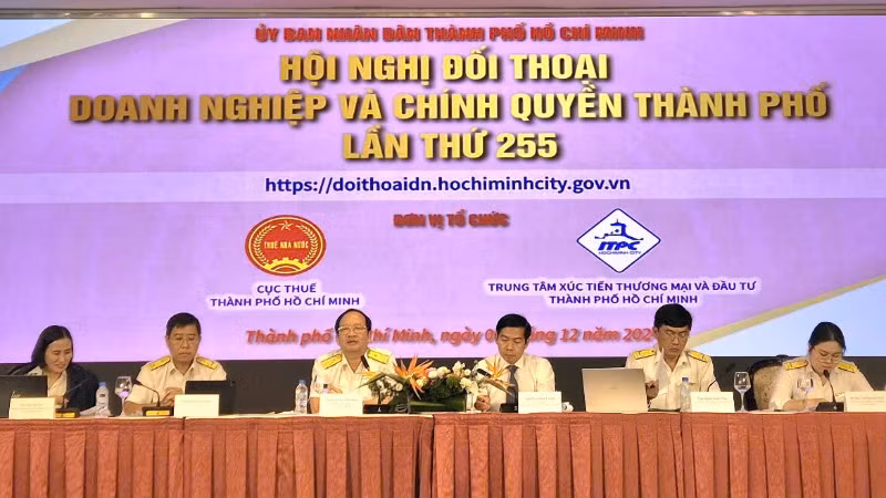 Phó Cục trưởng Cục Thuế Thành phố Hồ Chí Minh Nguyễn Tiến Dũng chủ trì Hội nghị Đối thoại với doanh nghiệp và người nộp thuế. 