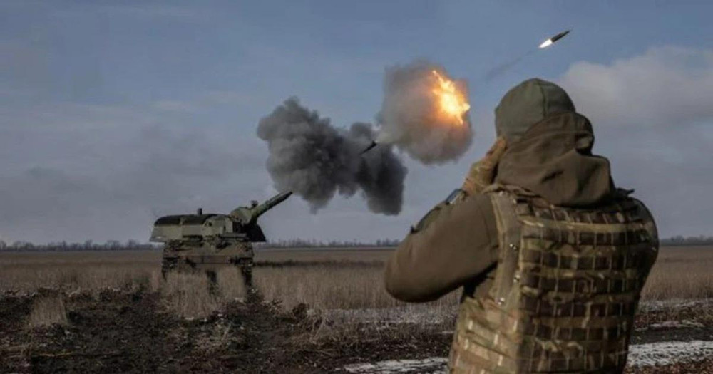 Binh sĩ Ukraine bắn lựu pháo bọc thép 2000 trong cuộc xung đột với Nga gần Bahmut, vùng Donetsk. (Ảnh: Reuters/TTXVN)