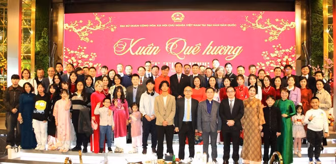 Đại sứ Vũ Hồ chụp ảnh lưu niệm với khách mời Xuân Quê hương 2025 tại Hàn Quốc. (Ảnh: Đức Thắng/TTXVN)