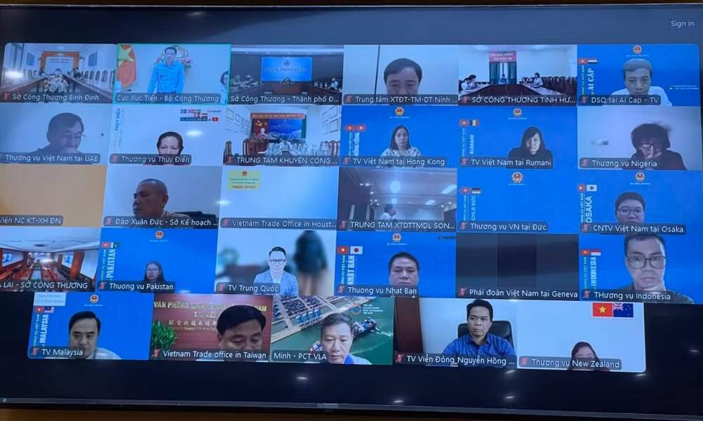 Hội nghị được tổ chức trực tiếp kết hợp trực tuyến kết nối với hệ thống Thương vụ Việt Nam ở nước ngoài.