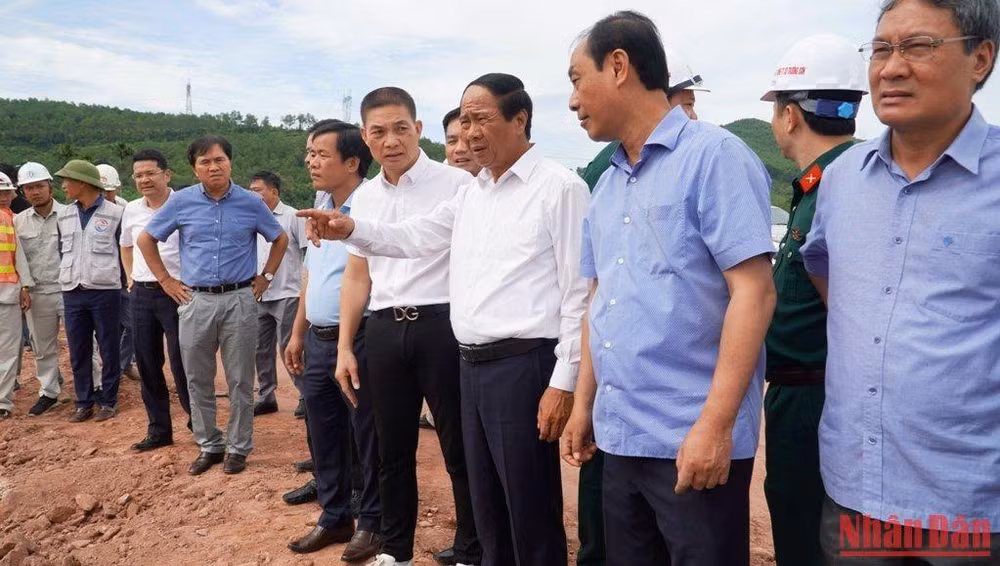 Phó Thủ tướng Lê Văn Thành kiểm tra trên tuyến cao tốc Cam Lộ-La Sơn. Phó Thủ tướng Lê Văn Thành kiểm tra trên tuyến cao tốc Cam Lộ-La Sơn.