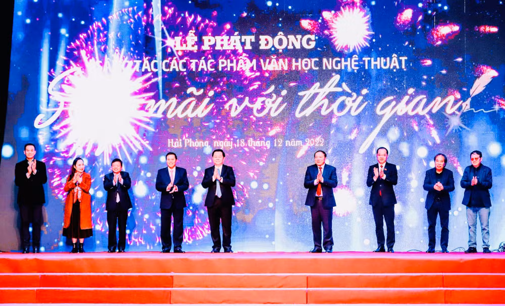 Các đại biểu nhấn nút phát động sáng tác các tác phẩm văn học nghệ thuật “Sống mãi với thời gian”.