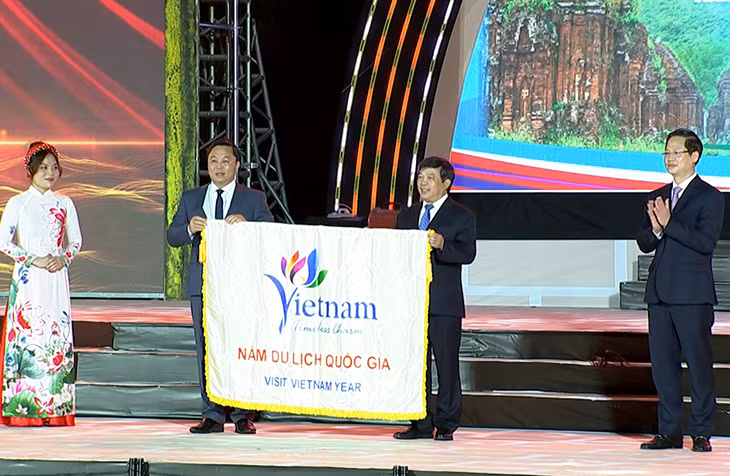 Tỉnh Quảng Nam chuyển giao cờ đăng cai tổ chức Năm Du lịch quốc gia 2023 cho tỉnh Bình Thuận.