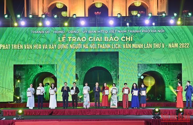 Ban tổ chức trao giải C cho các tác giả, nhóm tác giả đoạt giải. (Ảnh DUY LINH)