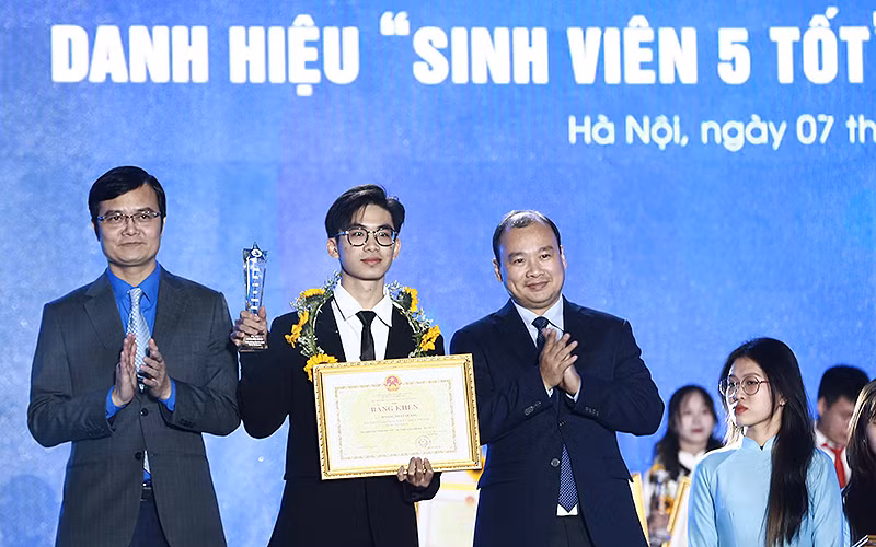 Các đồng chí Lê Hải Bình, Bùi Quang Huy trao danh hiệu “Sinh viên 5 tốt” cấp Trung ương năm 2022 tặng các cá nhân xuất sắc.