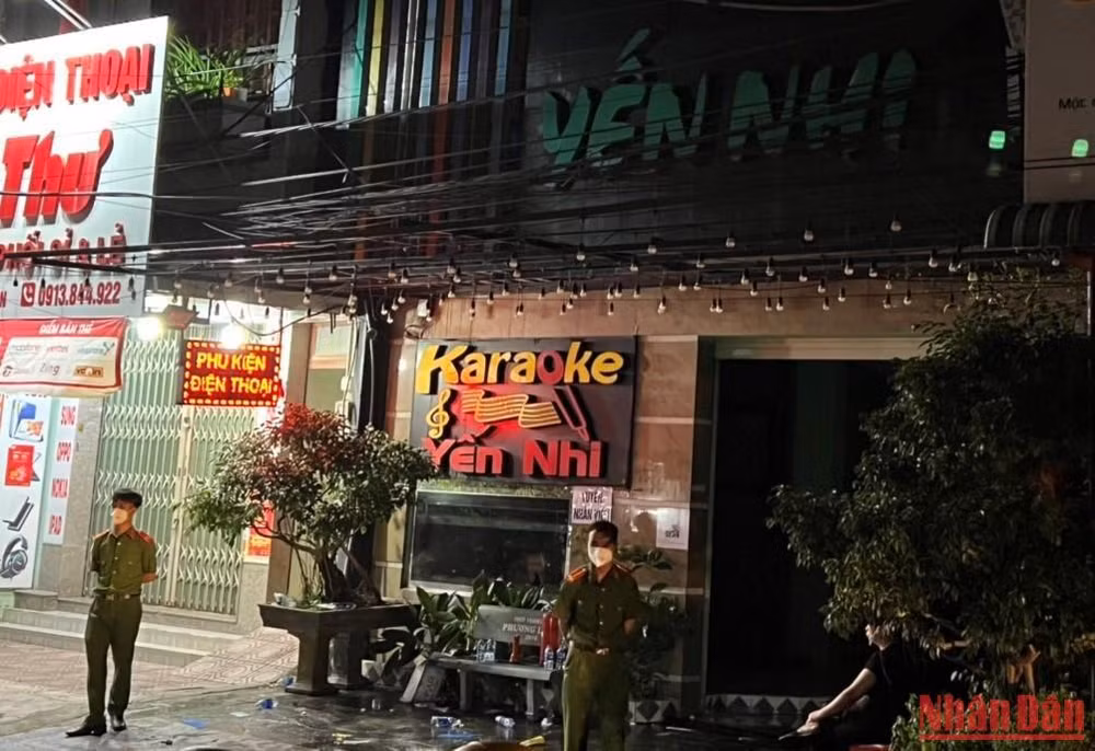 Khu vực bên ngoài quán karaoke Yến Nhi.