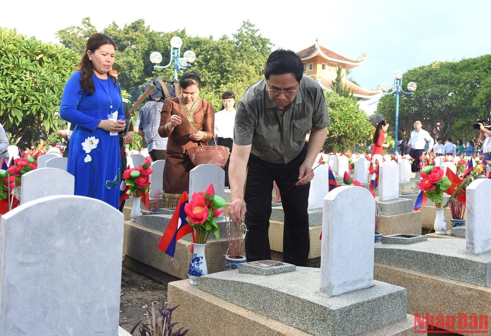 Thủ tướng Phạm Minh Chính và đoàn công tác đến dâng hương, dâng hoa tưởng niệm các Anh hùng, liệt sĩ tại Nghĩa trang liệt sĩ quốc tế Việt-Lào ở thị trấn Anh Sơn, huyện Anh Sơn, Nghệ An. (Ảnh: TRẦN HẢI)