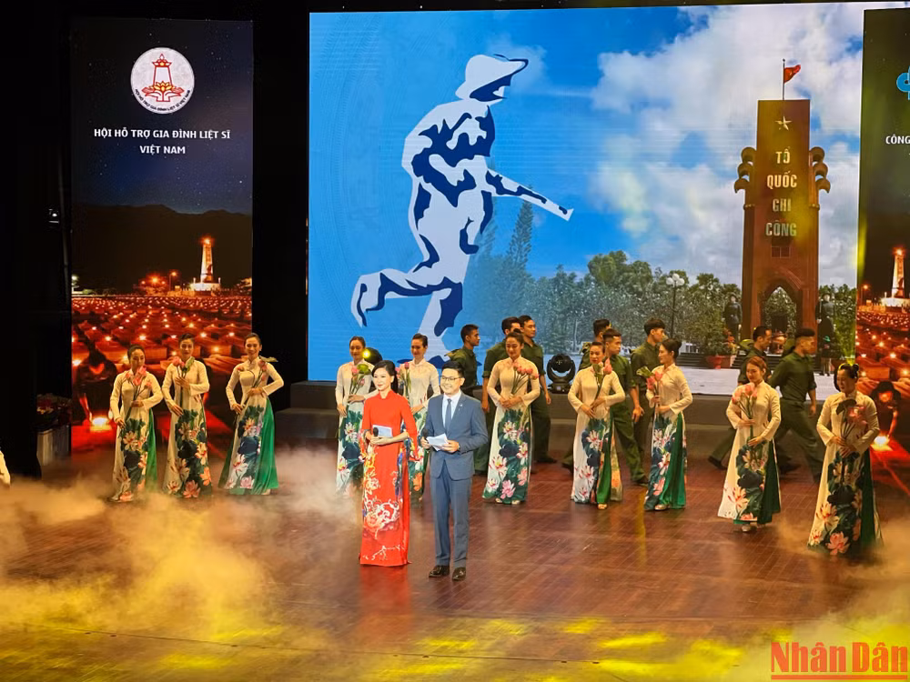 Chương trình nghệ thuật tri ân liệt sĩ “Tên anh đã thành tên đất nước”.