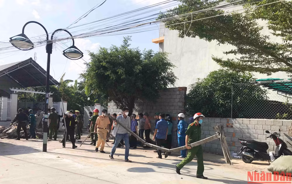 Tập trung lực lượng thu dọn các vật dụng bị cháy từ trong nhà ra ngoài.