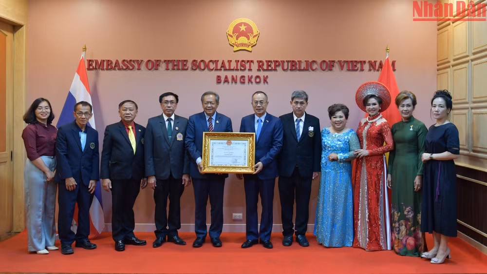 Đại sứ Phan Chí Thành trao giấy khen cho ông Adisak Thepart.