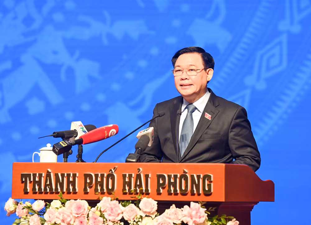 Chủ tịch Quốc hội Vương Đình Huệ phát biểu trao đổi, giải đáp ý kiến, kiến nghị của cử tri.