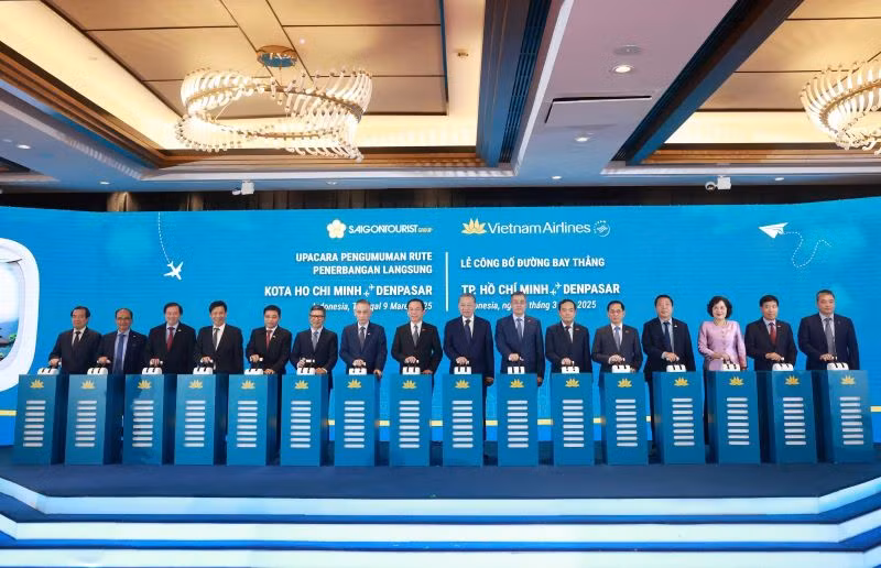 Tổng Bí thư Tô Lâm và các đại biểu thực hiện nghi thức khai trương đường bay thẳng Thành phố Hồ Chí Minh-Denpasar của Vietnam Airlines.
