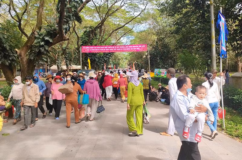 Khách hành hương tại Lễ hội Gò Tháp. (Ảnh: Hữu Nghĩa)