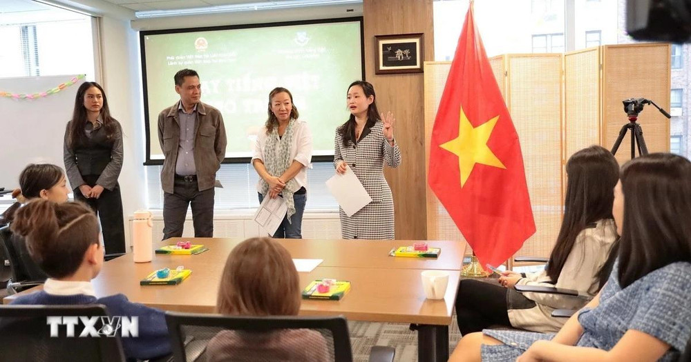 Cô giáo Nguyễn Phương Chung, giảng viên Khoa Ngôn ngữ, Đại học Columbia (bên phải) phát biểu tại buổi khai giảng lớp học. (Ảnh: Lê Hoàng/Mỹ)