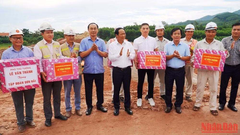 Tại buổi thị sát, Phó Thủ tướng Lê Văn Thành tặng quà cho nhà thầu, kỹ sư, công nhân tại công trường thi công. Tại buổi thị sát, Phó Thủ tướng Lê Văn Thành tặng quà cho nhà thầu, kỹ sư, công nhân tại công trường thi công.