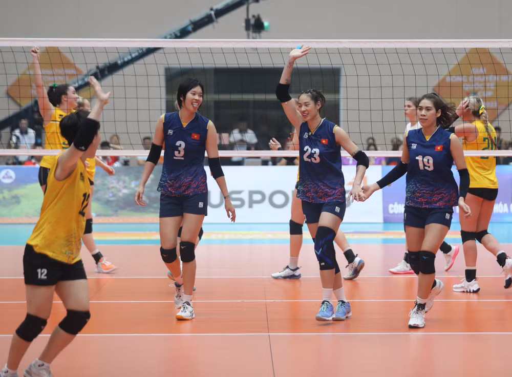 Niềm vui của các cầu thủ Việt Nam sau pha đập bóng ghi điểm (Ảnh Đoàn Tuấn)