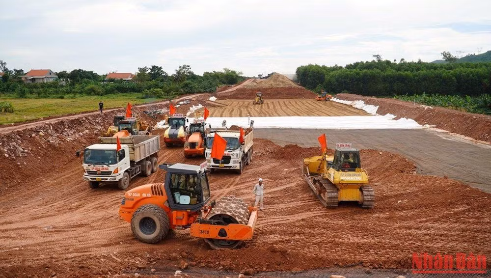 Cao tốc Cam Lộ-La Sơn đoạn qua Thừa Thiên Huế đang giai đoạn nước rút. Cao tốc Cam Lộ-La Sơn đoạn qua Thừa Thiên Huế đang giai đoạn nước rút.