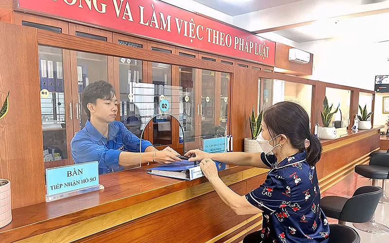 Đoàn viên, thanh niên tình nguyện hỗ trợ người dân xã Dương Xá chuyển đổi số trong giải quyết thủ tục hành chính.