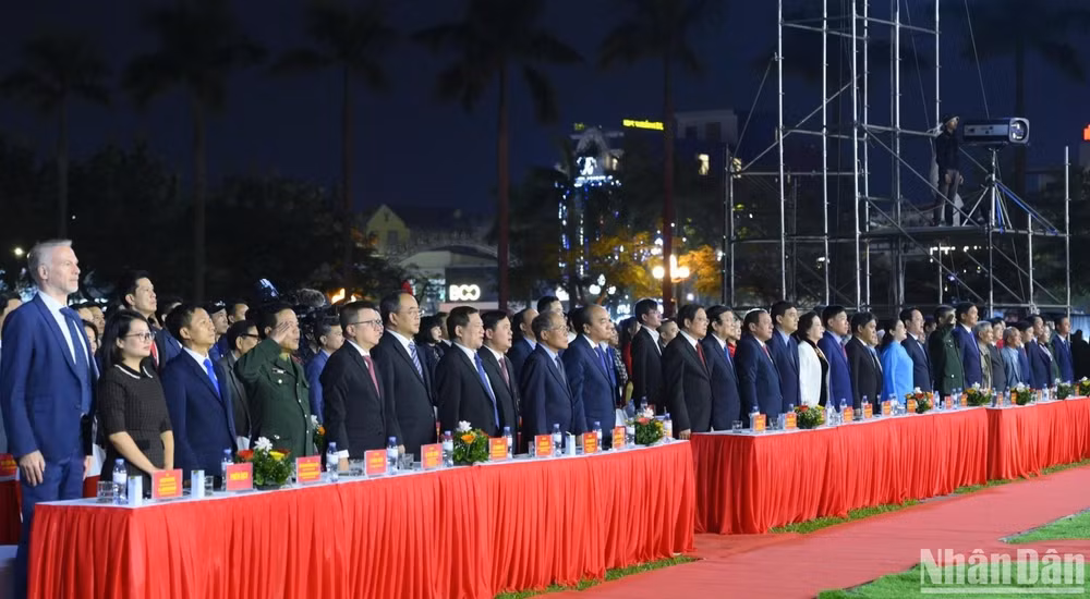 Các đồng chí lãnh đạo, nguyên lãnh đạo Đảng, Nhà nước và tỉnh Nghệ An cùng đại biểu quốc tế và đông đảo nhân dân dự Lễ vinh danh và kỷ niệm 250 năm năm sinh, 200 năm năm mất Nữ sĩ Hồ Xuân Hương. (Ảnh: THÀNH CƯỜNG)
