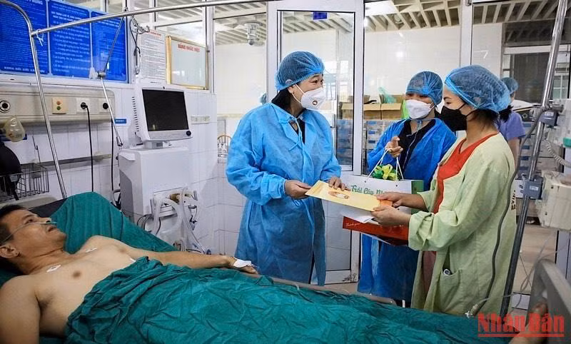 Chủ tịch Ủy ban Mặt trận tổ quốc Việt Nam thành phố Hà Nội tới thăm, động viên công an viên Phan Duy.