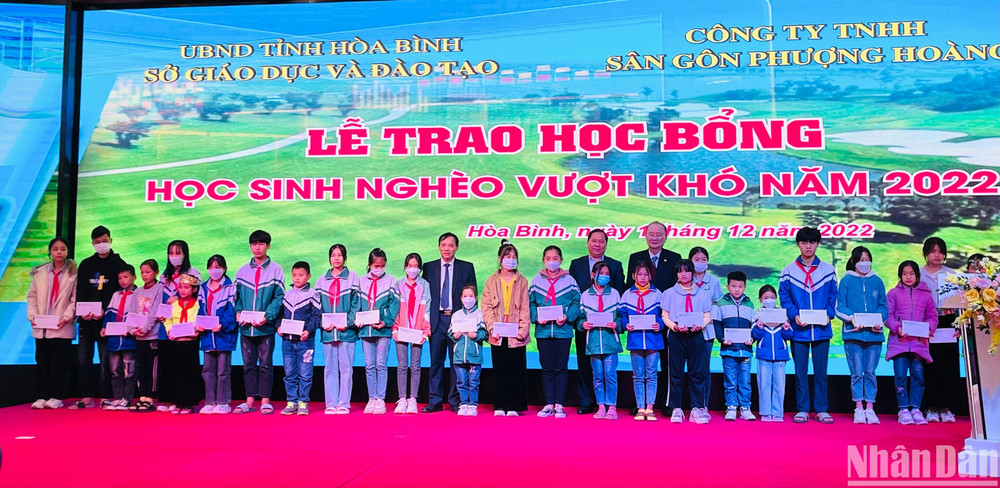 Trao học bổng cho các học sinh nghèo vượt khó.