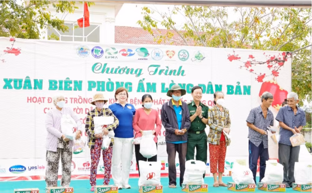 Tặng quà nhân dân huyện Cần Giờ.