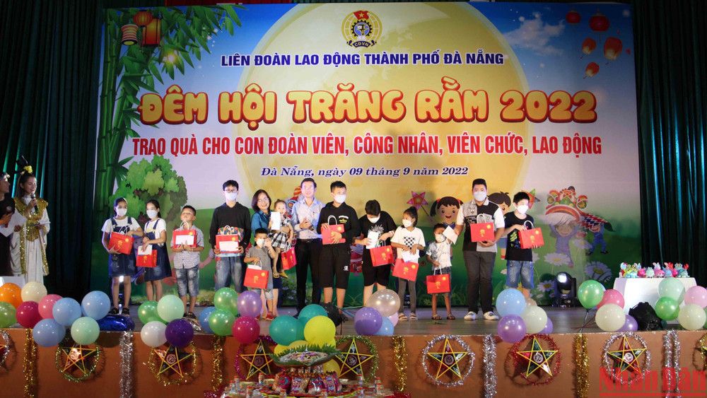 Trao quà cho các cháu thiếu nhi