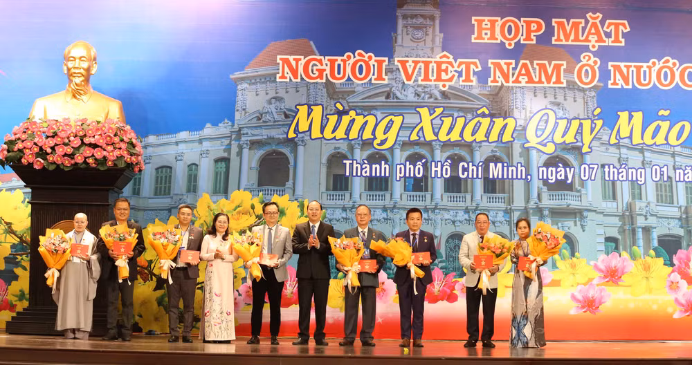 Lãnh đạo Thành phố trao tặng Huy hiệu Thành phố Hồ Chí Minh cho các cá nhân tiêu biểu.