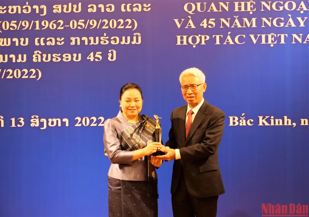 Đại sứ Việt Nam tại Trung Quốc Phạm Sao Mai và Đại sứ Lào tại Trung Quốc Khamphao Ernthavanh tại giao lưu hữu nghị Việt Nam-Lào.