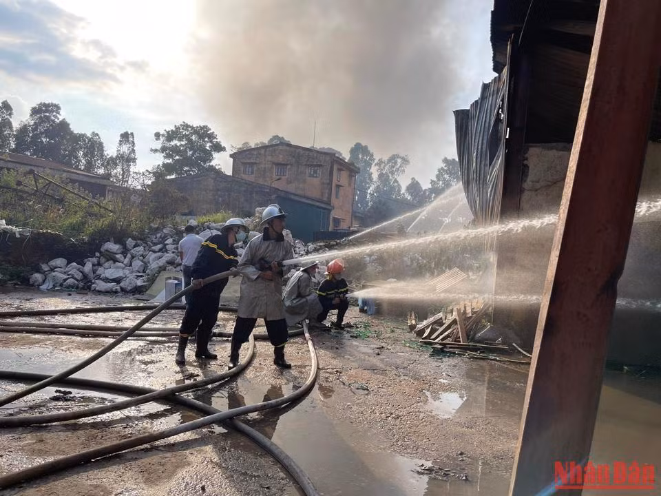 Lực lượng phòng cháy chữa cháy tiếp cận hiện trường để dập lửa