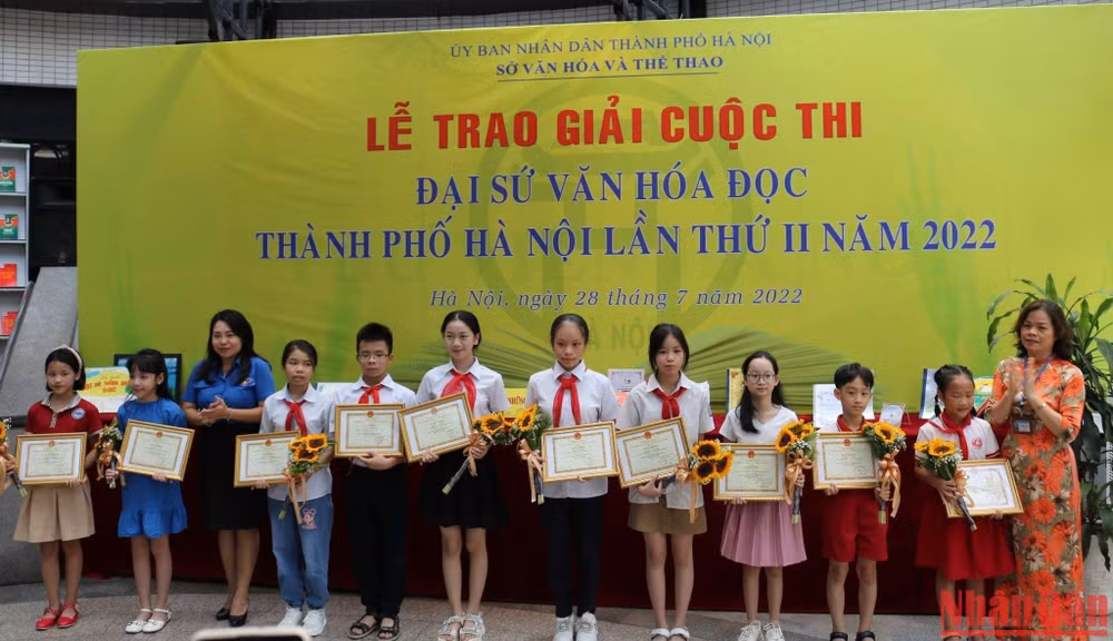 Ban Tổ chức trao giải cho các em học sinh đoạt giải cao tại cuộc thi.