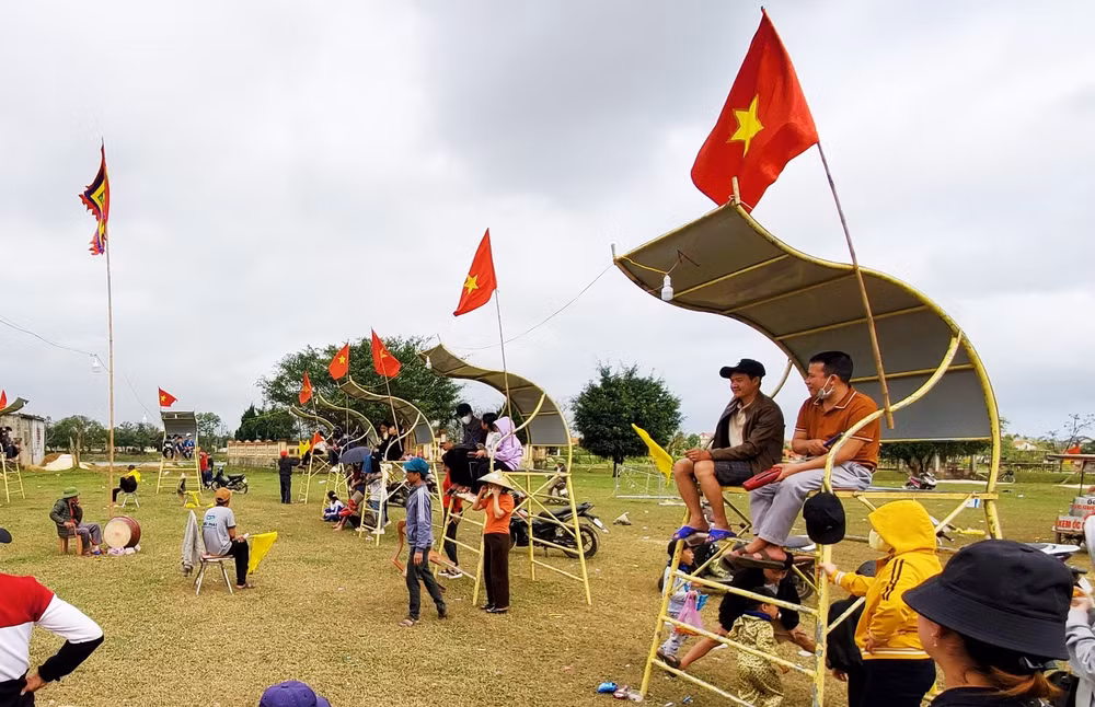 Bài chòi- di sản văn hóa phi vật thể nhân loại của miền trung được tổ chức trong lễ hội chùa Hoằng Phúc.